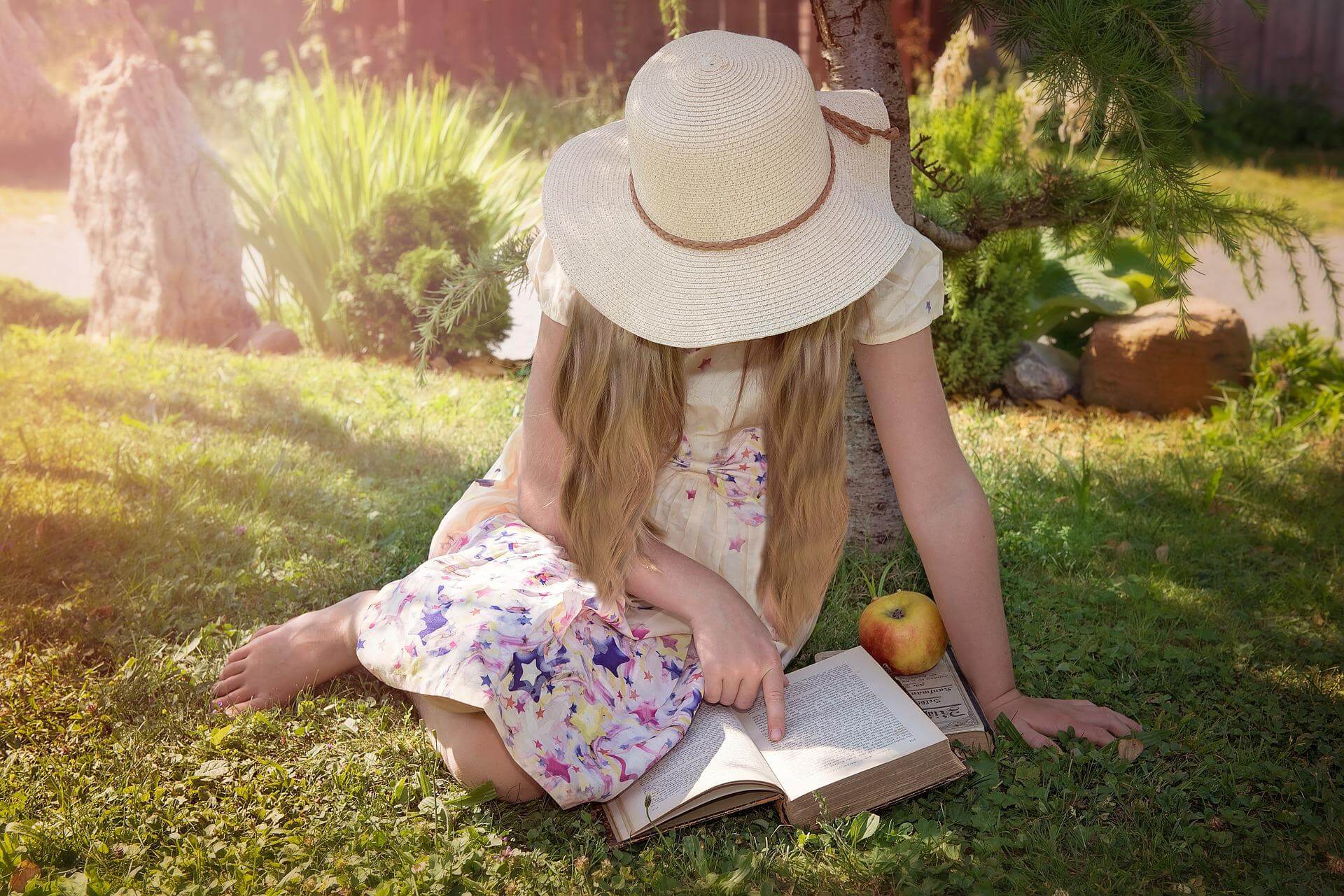 Une petite fille lit un livre