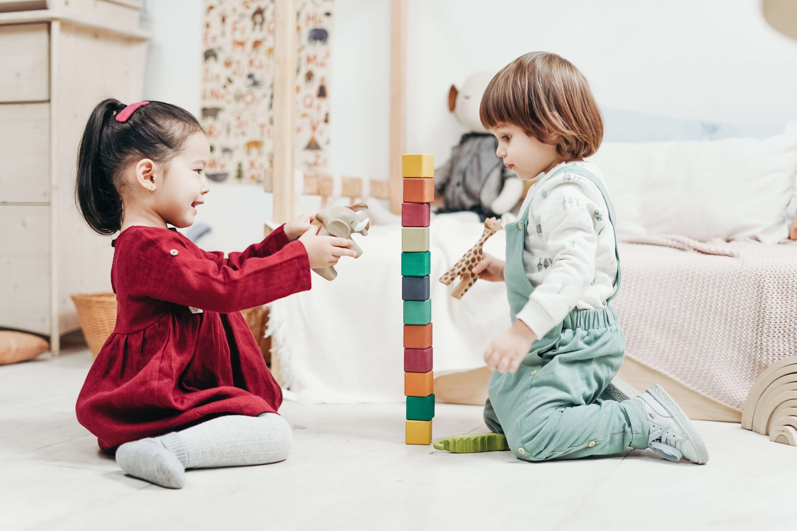 Une fille et un garçon jouent avec un jeu inclusif